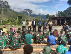 Melakukan Pendekatan Secara Rohani, Satgas Yonif RK 115/ML Laksanakan Ibadah Minggu Bersama Masyarakat di Kampung Kulirik