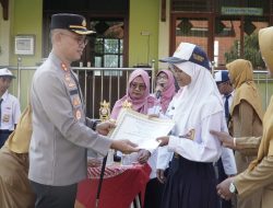 Polisi Peduli Pendidikan, Kapolres Ponorogo Beri Penghargaan Siswa SLBN Yang Berprestasi