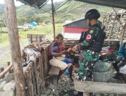 Hadir di Tengah – Tengah Masyarakat, Satgas Yonif RK 115/ML Beri Bantuan Sembako Kepada Keluarga Yang Sedang Berduka di Kampung Kulirik