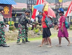 Intan Jaya Darurat Minyak Tanah, Satgas Yonif PR 330/Tri Dharma Bagikan Nasi Bungkus