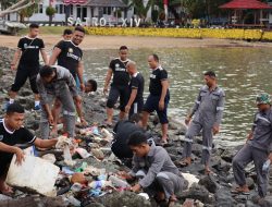 Peduli Kebersihan Laut, Prajurit Lantamal XIV Rutin Melaksanakan Pembersihan Pantai