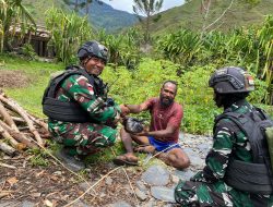 Satgas Yonif RK 115/ML Melaksanakan Anjangsana ke Kampung Yalinggua Sambil Membagikan Sembako