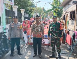 Babinsa Bersama Bhabinkamtibmas Amankan Karnaval HUT RI KE-78 di Wilayah Gandekan