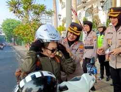 Peduli Keselamatan Lalu – lintas, Polwan Polda Jatim Gaturlalin dan Berbagi Helm Gratis