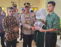 Polri Peduli Budaya Literasi, Distribusikan 800 Eksemplar, Kapolres Rohul Dorong Semangat Belajar Karena Buku Gudangnya Ilmu
