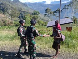 Membantu Mengatasi Kesulitan Masyarakat, Satgas Yonif RK 115/ML Membagikan Makanan Kepada Mama Papua Yang Akan Pergi Berkebun