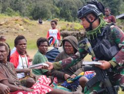 Satgas Yonif PR 330/Tri Dharma Gelar Patroli Rohani, Bagikan Ratusan Alkitab dan Kalung Rosario untuk Warga Intan Jaya