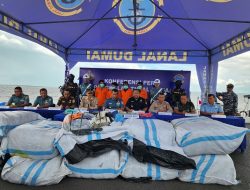 TNI AL Pangkalan Dumai Gagalkan Penyelundupan 56 Ton Pakaian Bekas dari Malaysia