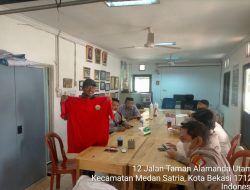 Kapolres Metro Bekasi Kota Bagikan Kaos di Kampung Tangguh Bebas Narkoba RW 26 Kelurahan Pejuang