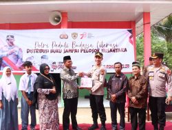 Polri Peduli Budaya Literasi, Kapolres Rohil Serahkan 664 Buku ke SMA N 3 Sintong