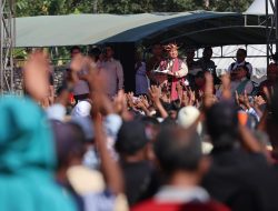 Prabowo Hadiri Deklarasi Dukungan Masyarakat Perbatasan, Puluhan Ribu Warga Padati Stadion Haliwen NTT