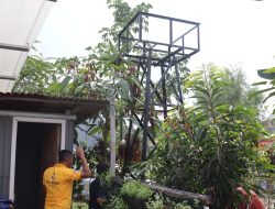 Kasat Resnarkoba Polres Metro Tangerang Kota Meninjau Pembangunan Toren Air Bersih Sumbangan Kapolres Metro Tangerang Kota Untuk Masyarakat Kampung Tangguh Bebas Narkoba RW 09 Kelurahan Sudimara Barat, Kecamatan Ciledug Kota Tangerang