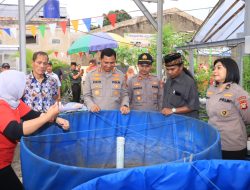 Kapolres Metro Tangerang Kota Berikan Bibit Ikan Lele untuk Masyarakat Kampung Tangguh Bebas Narkoba RW 09 Kelurahan Sudimara Barat, Kecamatan Ciledug, Kota Tangerang