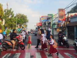 Wilayah Hukum Polsek Ciawi Polres Bogor Giat Pengaturan Lalin Pagi, Di SDN Ciawi Personil Bhabinkamtibmas Desa Bendungan Bantu Menyebrangkan Pelajar dan Pengguna Jalan Lainnya