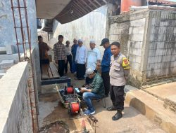 Bhabinkamtibmas Wilayah Hukum Polsek Citeureup Desa Tajur Cegah Genangan Air Lakukan Pembuatan Saluran Air Bersinergi Bersama Warga Binaan