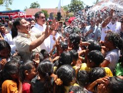 Momen Prabowo Bermain Air Bersama Anak-anak di Pulau Moa