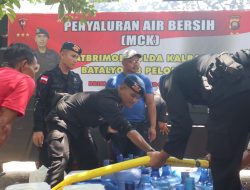Danyon B Pelopor Satbrimob Polda Kalbar Laksanakan Misi Kemanusiaan Salurkan Air Bersih Kepada Masyarakat