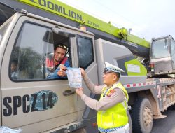 Ops Zebra LK 2023, Satgas Preemtif Satlantas Polres Rohil Bagikan 200 Brosur ke Pengendara
