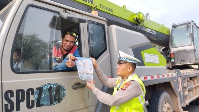 Ops Zebra LK 2023, Satgas Preemtif Satlantas Polres Rohil Bagikan 200 Brosur ke Pengendara