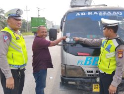 Satlantas Polres Rohil Bagikan 50 Stiker Ops Zebra LK 2023 ke Pengendara