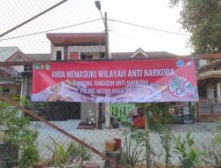 Pemasangan Spanduk Himbauan Bahaya Narkoba dan Stiker Nomor Pelayanan Pengaduan di Kampung Tangguh Anti Narkoba RW 26 Kel. Pejuang Kec. Medan Satria Kota Bekasi