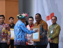 Kemendagri Beri Penghargaan kepada Pemda Yang Mendukung Gerakan Pembagian 10 Juta Bendera Merah Putih