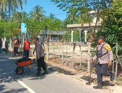 Jum’at Bersih, Polsek Peureulak Barat dan Koramil 15 Gotong Royong Bersihkan Masjid Baitul Mukmin