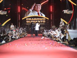 Hadir Milad Ponpes Ora Aji, Prabowo Dapat Pantun dari Warga Sleman: ‘Pak Prabowo is My President’
