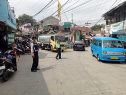 Bhabinkamtibmas Wilayah Hukum Polsek CWI Polres Bogor Polda Jabar Giat Gatur Lalin di Jalur wisata hari Libur