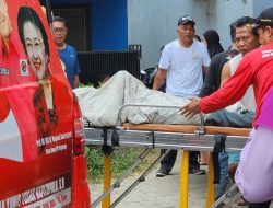 Pihak Kepolisian Evakuasi Seorang Pria Yang Tersengat Listrik Saat Memanjat Pohon