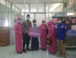 Kapolsek Sokobanah Serahkan Uang Santunan 52 Juta Rupiah Untuk Operasi Penyambungan Tangan Raihan