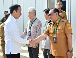 Rajin Kunjungi Kota Cilegon, Presiden Joko Widodo Lihat PT Lotte Chemical dan Bagikan Bantuan Sembako kepada Masyarakat