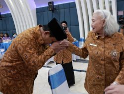 Santun dan Hormat, Prabowo Sapa dan Cium Tangan Istri Para Senior di HUT ke-64 PEPABRI