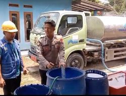 Polres Bogor Bersama PDAM Kabupaten Bogor, Distribusikan Air Bersih Kepada Warga Yang Alami Kekeringan di Wilayah Gunung Sindur