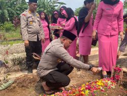 Sambang Duka Harmoni, Kapolres Pelalawan Melayat Ke Rumah Duka Istri Dari Anggotanya Yang Meninggal