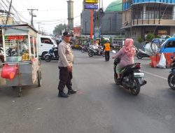 Personil Piket fungsi Wilayah Hukum Polsek Citeureup Bantu Melaksanakan Rekayasa Lalu Lintas Pada Jam – Jam Rawan Kemacetan