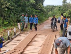 Kompak, Babinsa Koramil 1204 – 18 / Ng Mahap Bersama Warga Perbaiki Jembatan