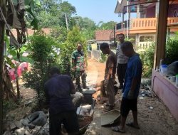Sinergitas TNI – Polri Desa Binaan Pasir Mukti Wilayah Hukum Polsek Citeureup Lakukan Monitoring Pengecoran Jalan Sami Sade dan Drainasenya Juga Ajak Warga Jaga Kamtibmas Dan Cegah TPPO