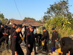 Kemarau Panjang, Batalyon D Pelopor Satbrimob Polda Metro Jaya Salurkan Air Bersih ke Kampung Busuk, Ds.Pasir Ranji, Kec. Cikarang, Kab. Bekasi