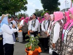 Ibu Iriana dan OASE KIM Ajak Masyarakat Buat Pupuk Kompos Bersama