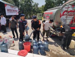 Kompi 1 Batalyon C Pelopor Satbrimob Polda Jawa Timur Salurkan Air Bersih