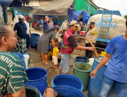 Polsek Sunda Kelapa dan Dermawan Berikan Bantuan Air Bersih Kepada Warga Muara Angke