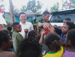 Keceriaan Anak-Anak di Kampung Mawokauw Jaya Saat Babinsa Bagikan Permen