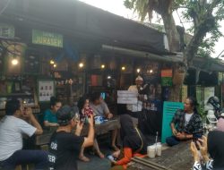 Saung Jurasep Undang Komunitas Seniman Bertajukan Malam Puisi Tuhan Dikala Hujan 