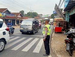 Personil Polri Wilayah Hukum Polsek Ciampea Laksanakan Kegiatan Pengaturan lalulintas Melayani Masyarakat