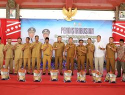 Bupati Sampang Distribusikan Cadangan Pangan kepada Petani Gagal Panen dan Terdampak Banjir