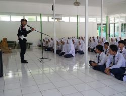Brimob Kalbar Go To School ke SMPN 16 Pontianak