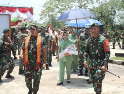Kunjungi Satgas Yonarmed 10/Bradjamusti, Pangdam XII/Tpr Minta Prajurit Bantu Masyarakat Perbatasan
