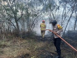 Pihak Kepolisian Polsek Babakan Madang dan Damkar Padamkan Api Yang Bakar Lahan Kosong di Sentul Bogor