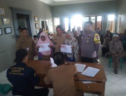 Bhabinkamtibmas Wilayah Hukum Polsek Caringin Monitoring Pembagian BLT DD Tahap 3 Kepada Warga Desa Lemahduhur di Kantor Desa dan Sampaikan Pesan Kamtibmas